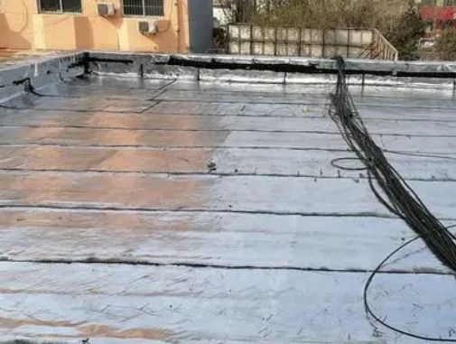 桐乡卫生间漏水维修公司分享下桐乡屋面楼顶防水刚性防水层施工要点。